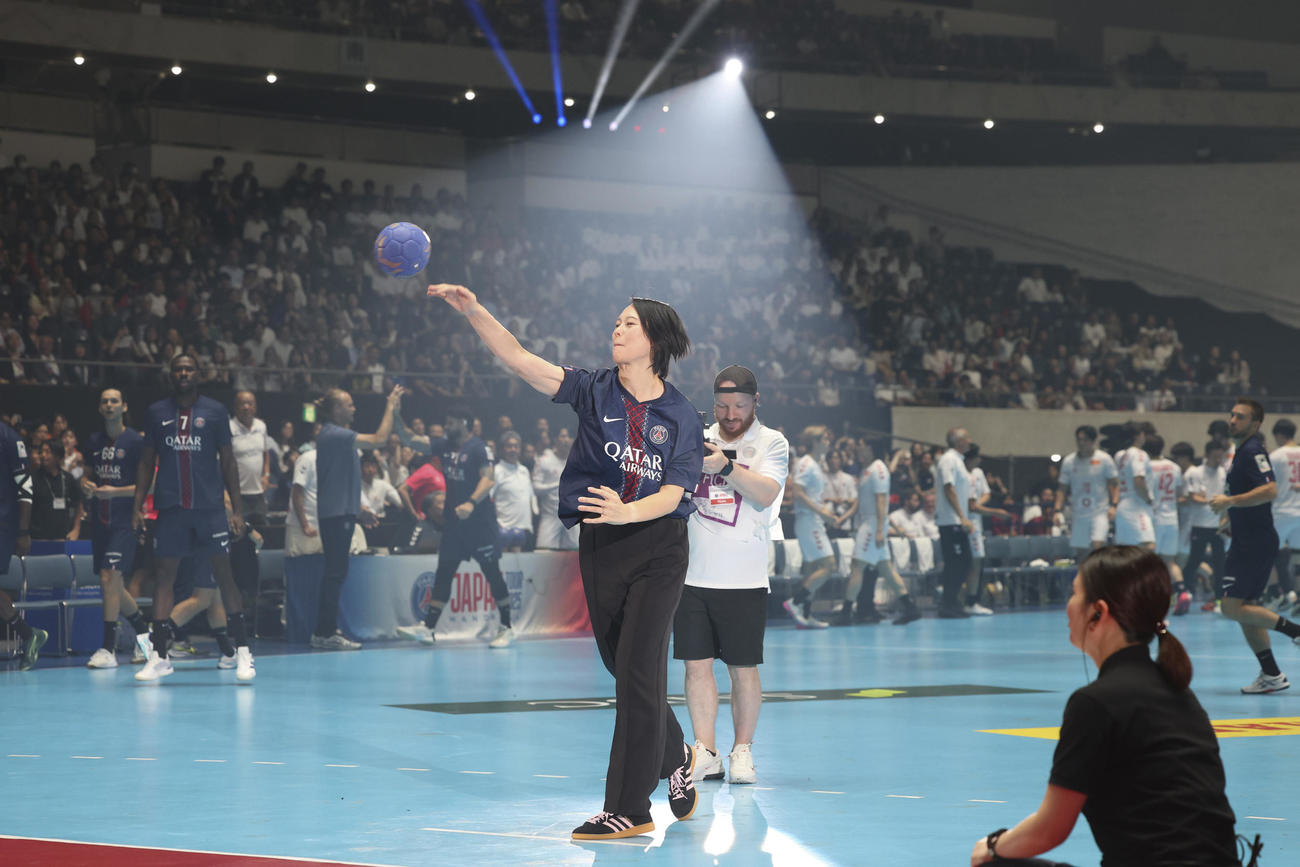 日本代表対パリ・サンジェルマン始球式を行う大山加奈さん（撮影・増田悦実）