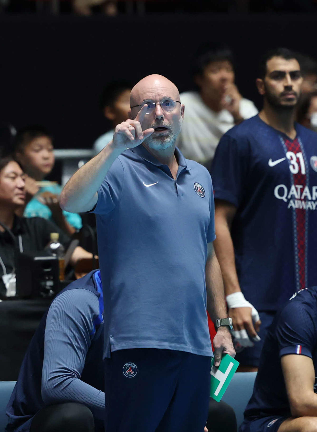 日本代表対パリ・サンジェルマン　試合を見つめるステファン・マドセン監督（撮影・増田悦実）