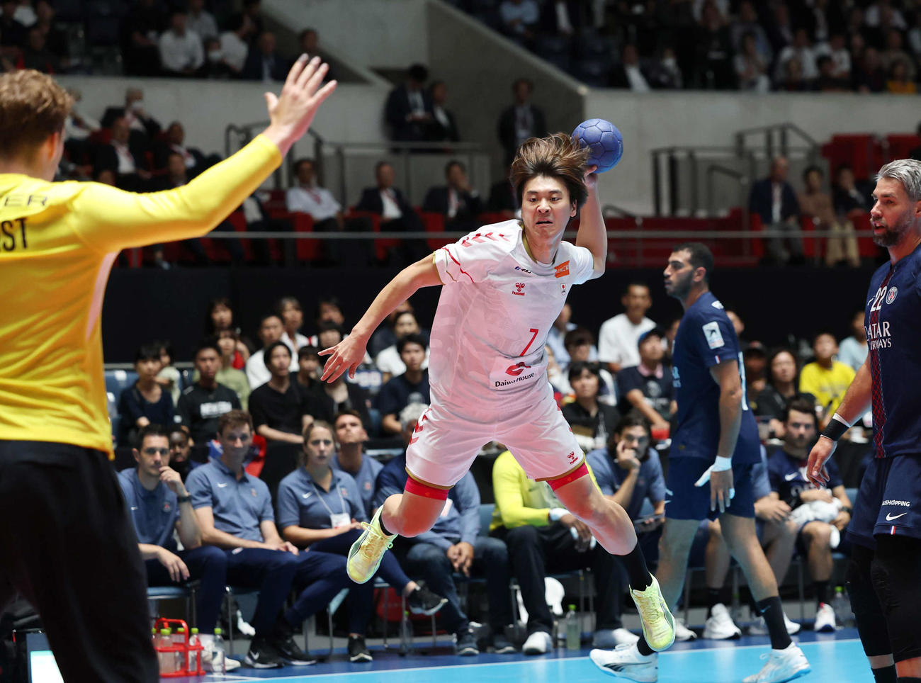 日本代表対パリ・サンジェルマン　前半、シュートを放つ日本代表・石田（撮影・増田悦実）