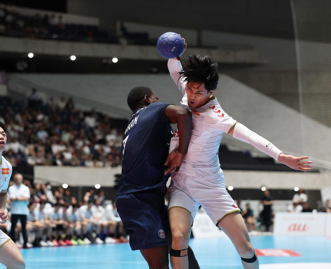 日本代表対パリ・サンジェルマン　前半、激しいマークを受けながらシュートを放つ日本代表・末岡（撮影・増田悦実）