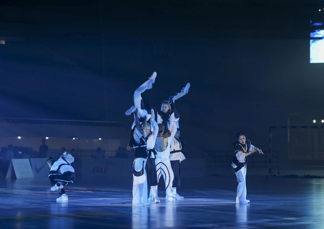 日本代表対パリ・サンジェルマン　ハーフタイムショーを行うKADOKAWA DREAMS（撮影・増田悦実）