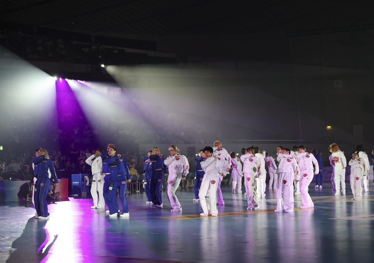 日本代表対パリ・サンジェルマン　ハーフタイムショーを行うKADOKAWA DREAMS（撮影・増田悦実）