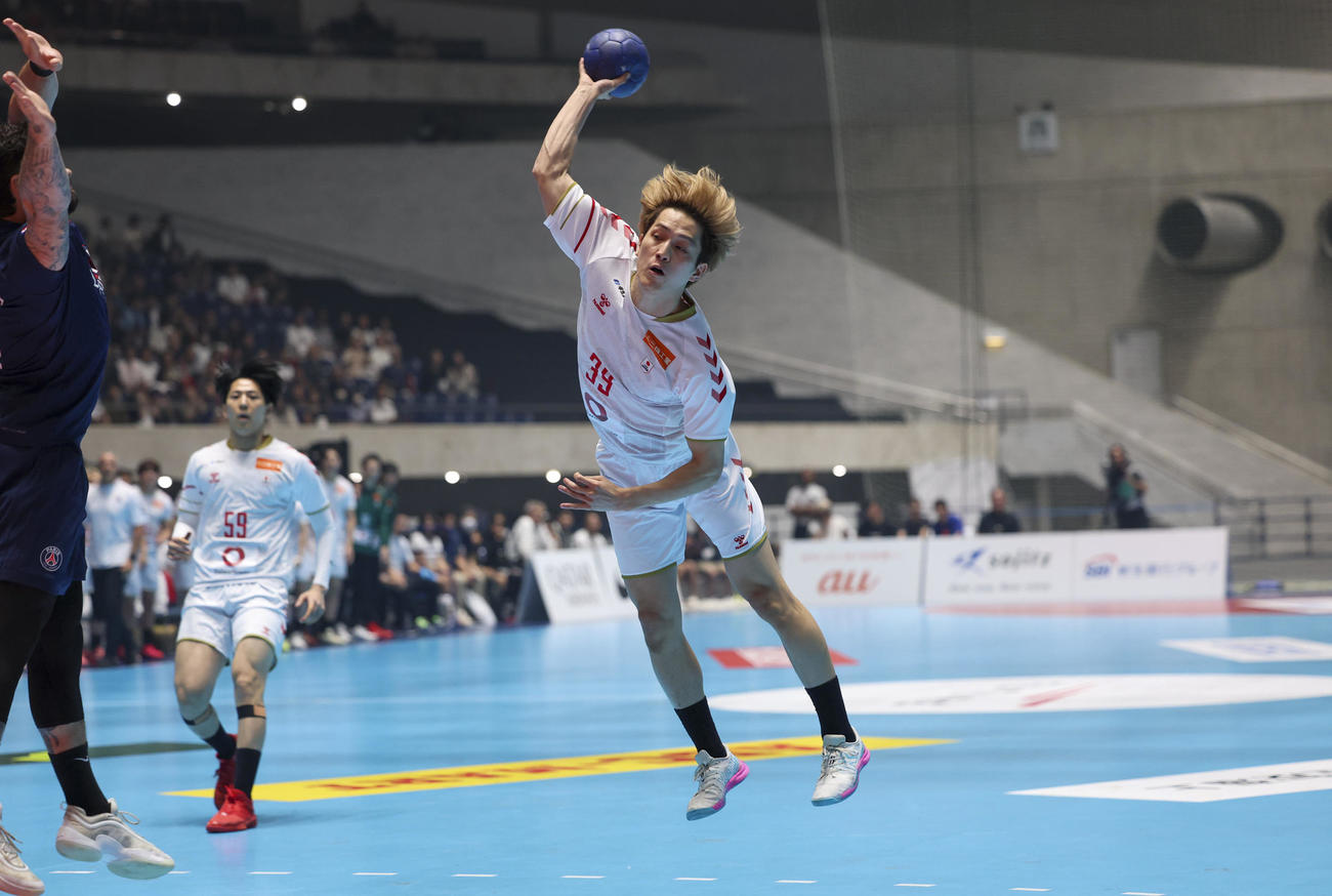 日本代表対パリ・サンジェルマン　前半、シュートを放つ日本代表・藤坂（撮影・増田悦実）