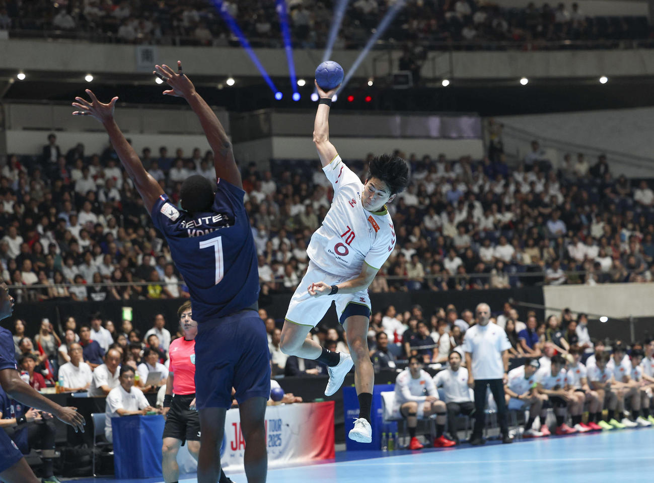 日本代表対パリ・サンジェルマン　前半、シュートを放つ日本代表・山口（撮影・増田悦実）