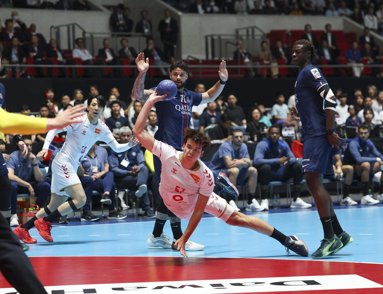 日本代表対パリ・サンジェルマン　前半、シュートを放つ日本代表・中沖（撮影・増田悦実）