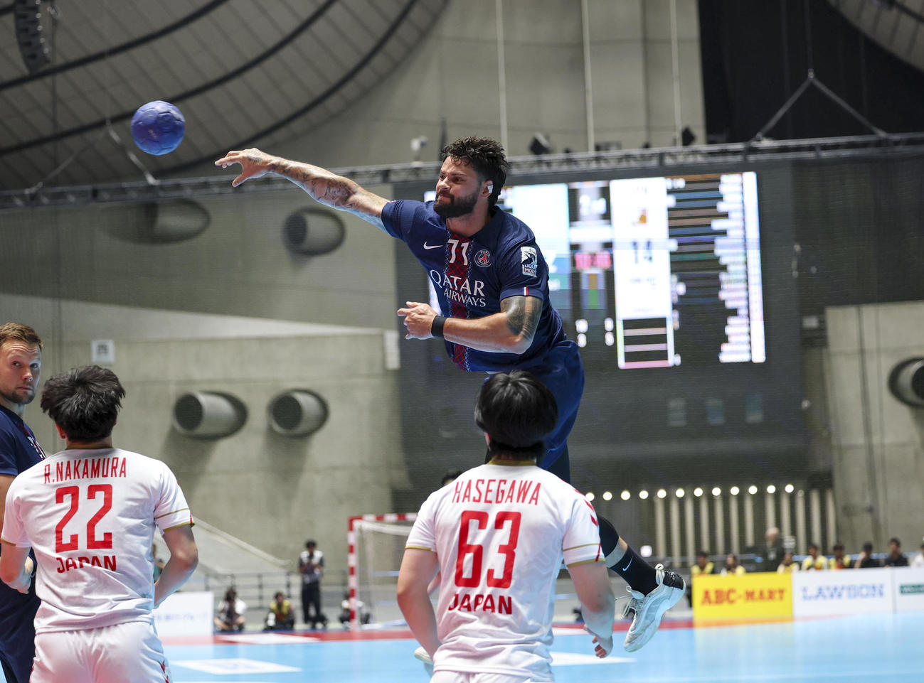 日本代表対パリ・サンジェルマン　後半、シュートを放つパリ・サンジェルマン、エロイム・プランディ（撮影・増田悦実）