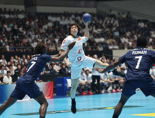 日本代表対パリ・サンジェルマン　前半、シュートを放つ日本代表・井出（撮影・増田悦実）