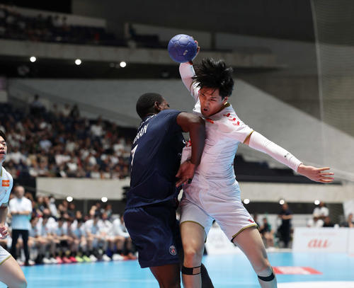 日本代表対パリ・サンジェルマン　前半、激しいマークを受けながらシュートを放つ日本代表・末岡（撮影・増田悦実）