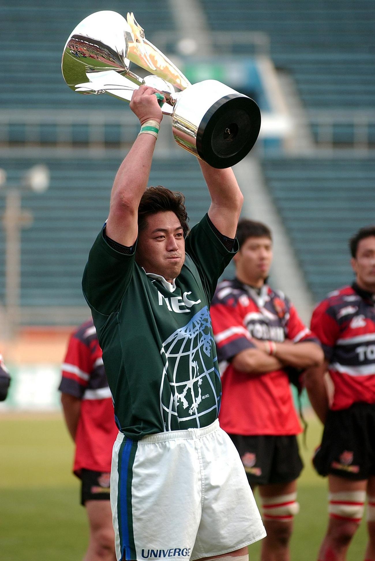 2004年2月22日、マイクロソフトカップ杯で優勝しカップを掲げるNEC箕内拓郎主将
