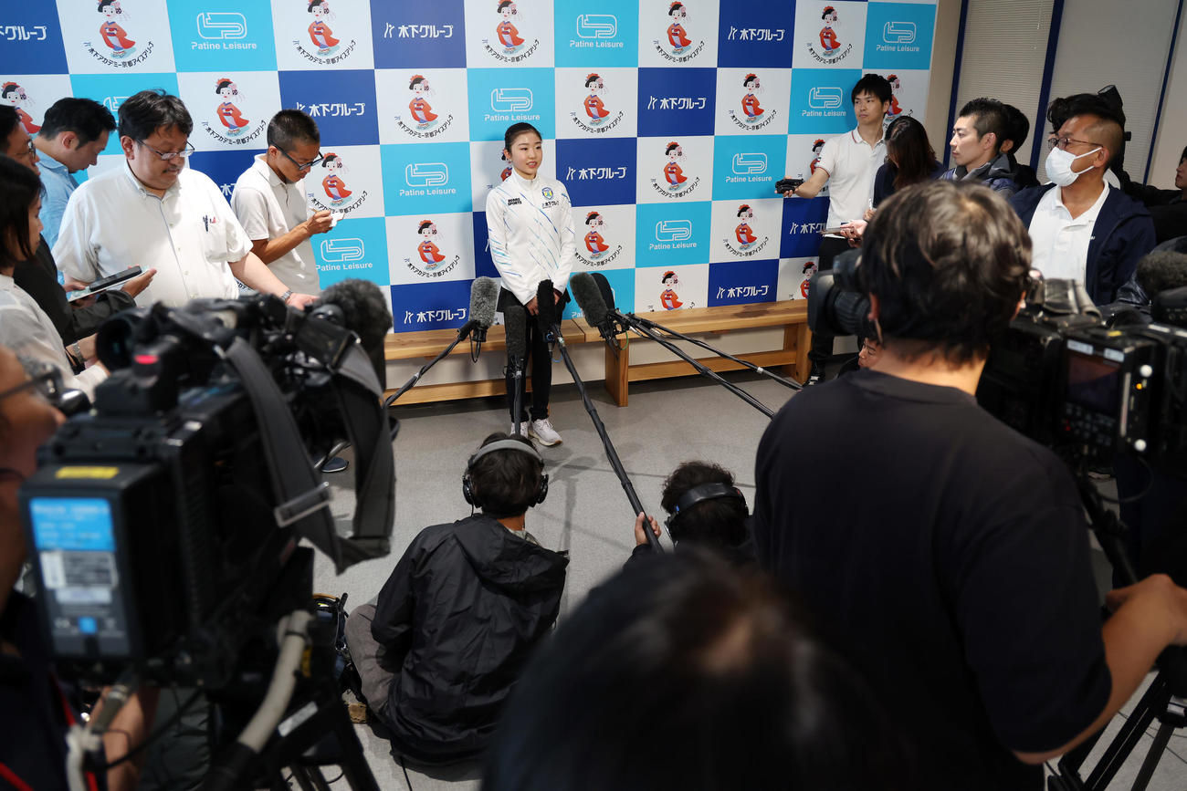 練習後、取材に応じる千葉（中央）（撮影・前田充）