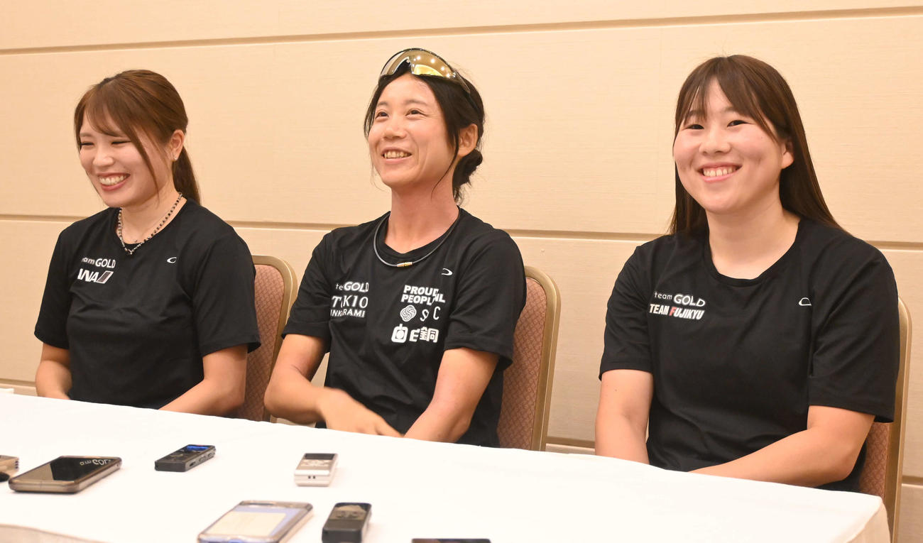 笑顔で取材に応じる左から佐藤綾乃、高木美帆、堀川桃香（撮影・飯岡大暉）