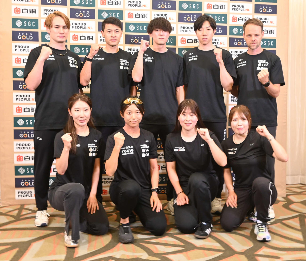 チームゴールドの前列右から佐藤綾乃、堀川桃香、高木美帆、韓梅、後列右からヨハンコーチ、土屋陸、野々村太陽、寧忠岩、ウイリアムソン師円コーチ（撮影・飯岡大暉）