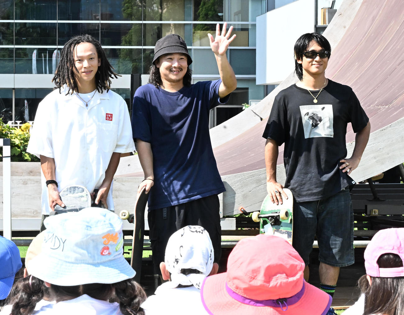「ユニクロ」のイベントで開かれたスケートボード体験教室を行った、左から平野歩夢、平野英樹、平野海祝（撮影・千葉一成）