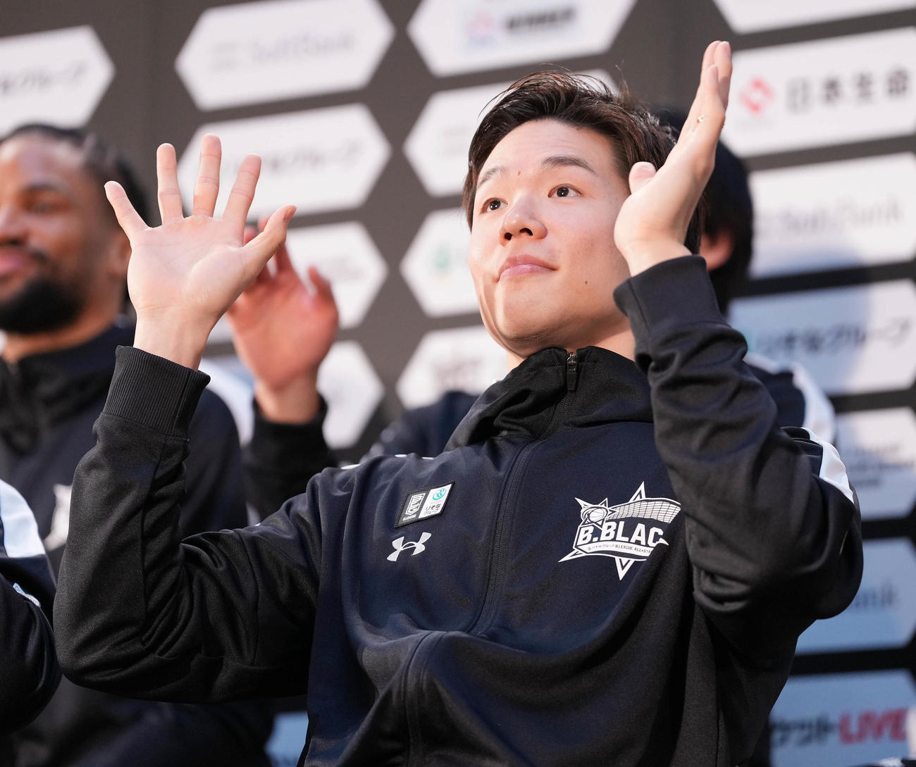 25年1月17日　Bリーグオールスター前日記者会見で手を振る馬場雄大