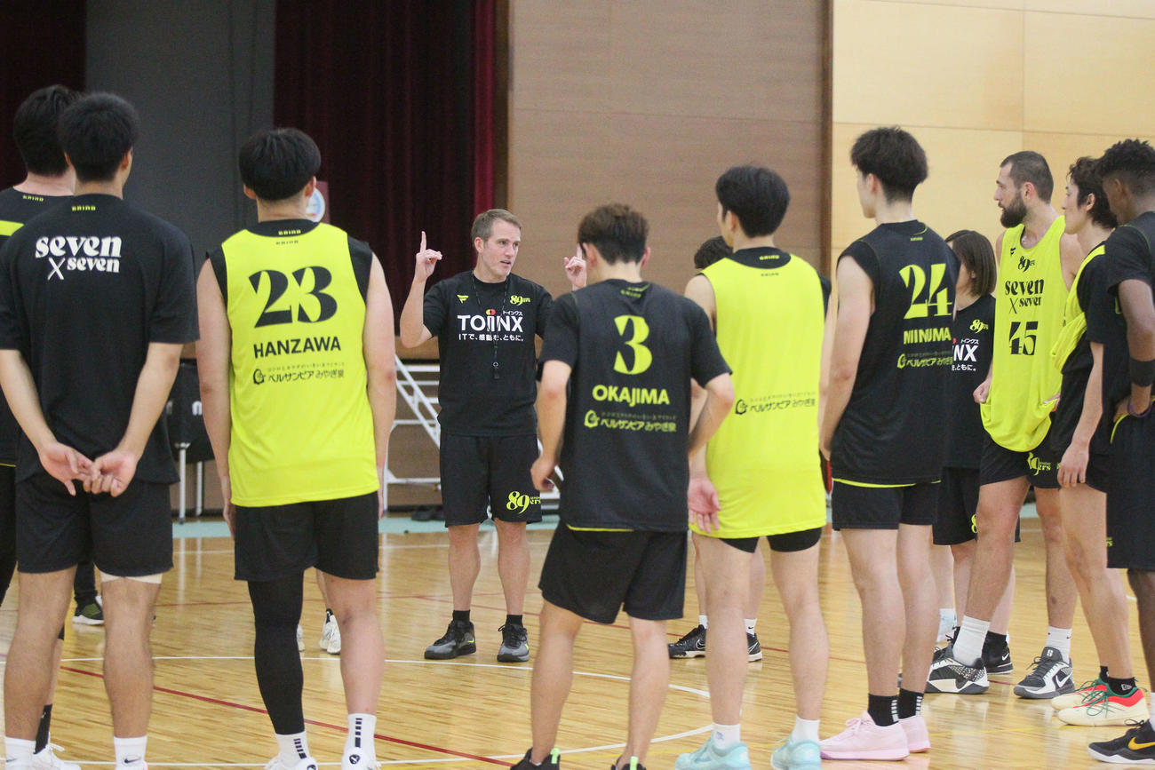 チーム初練習にて選手たちに指導するB1仙台タシュニーHC（撮影・高橋香奈）