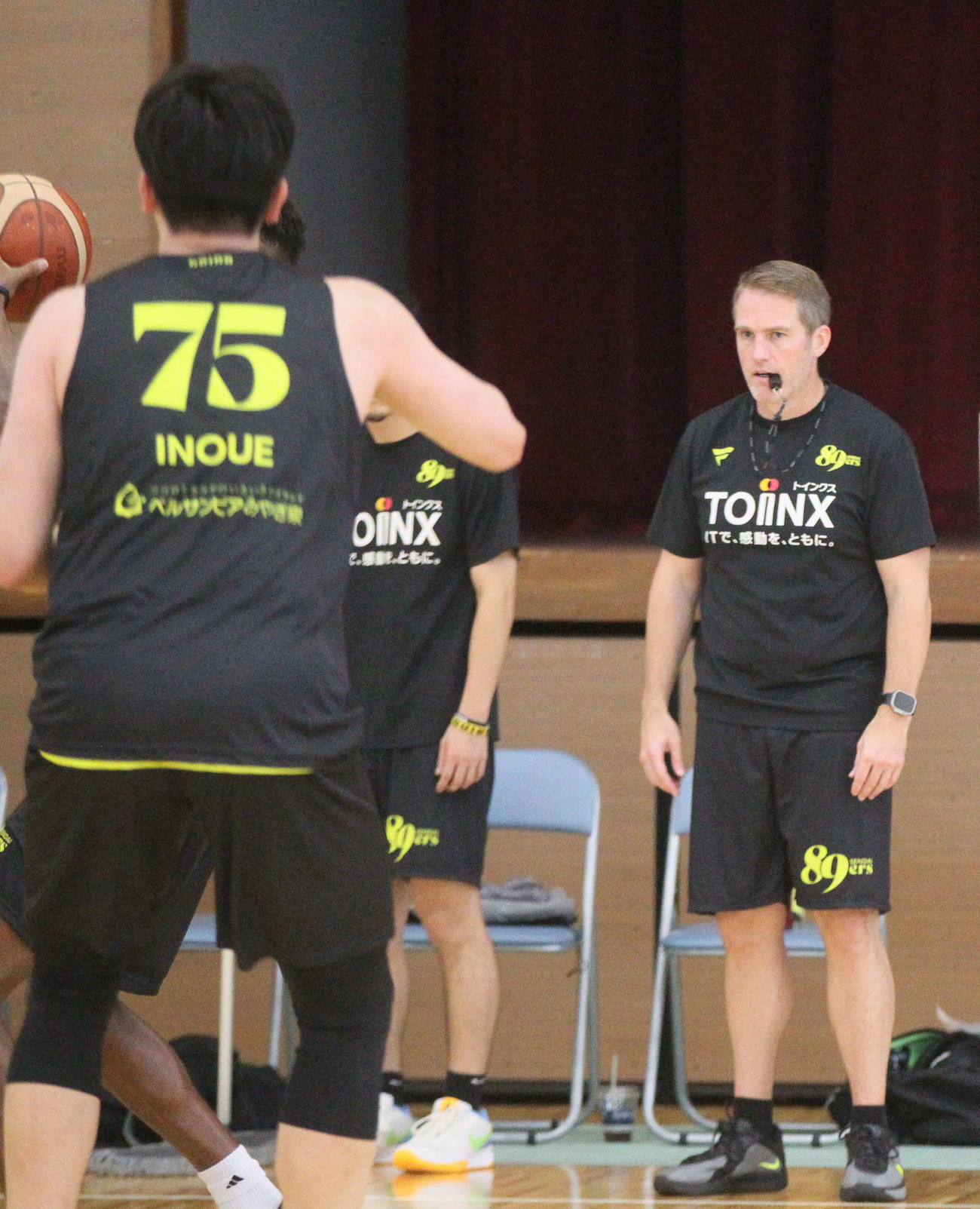 選手らに真剣な眼差しを送るB1仙台タシュニーHC（撮影・高橋香奈）