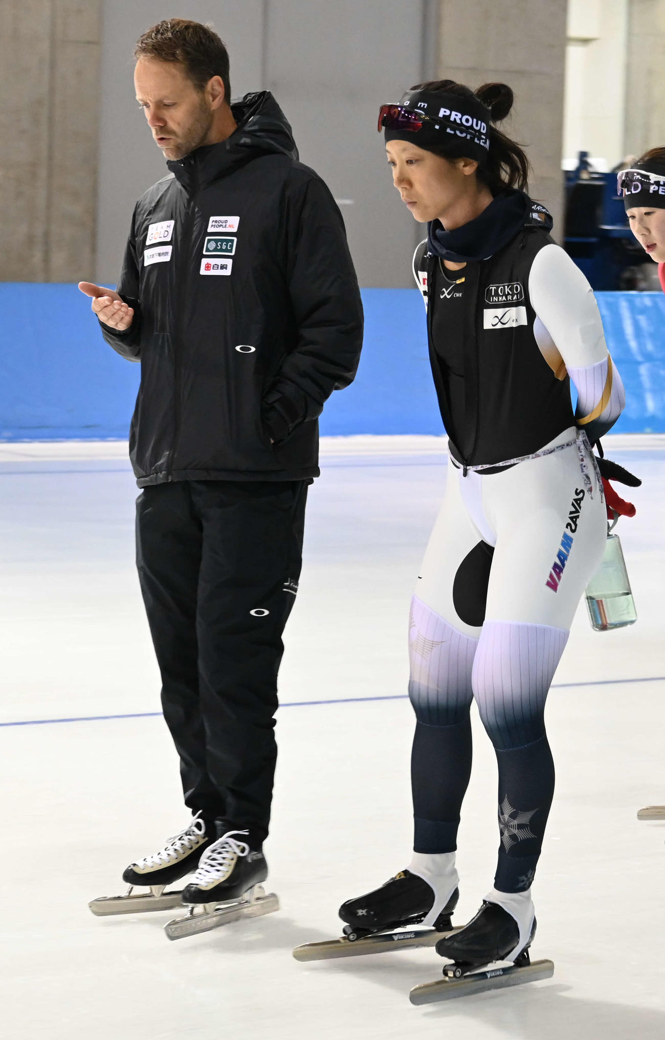 練習中に話し合う高木美帆（左）とヨハン・デビット・コーチ（撮影・飯岡大暉）