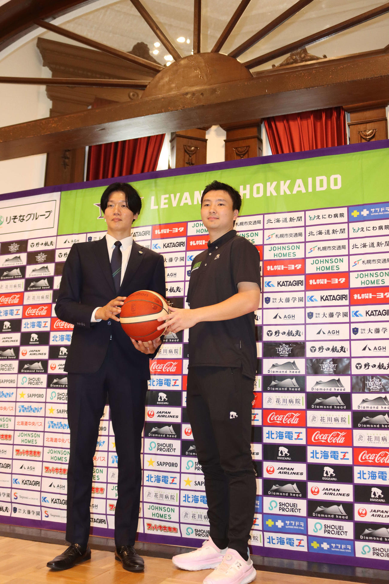 赤レンガ庁舎での会見に臨んだレバンガ北海道の富永（右）と桜井GM（撮影・保坂果那）