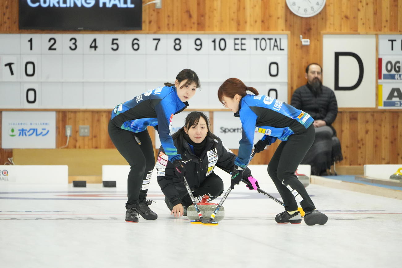 アドヴィックスカップに出場するロコ・ソラーレの選手ら。左から吉田夕、藤沢、鈴木(C)Hokkaido Curling Tour
