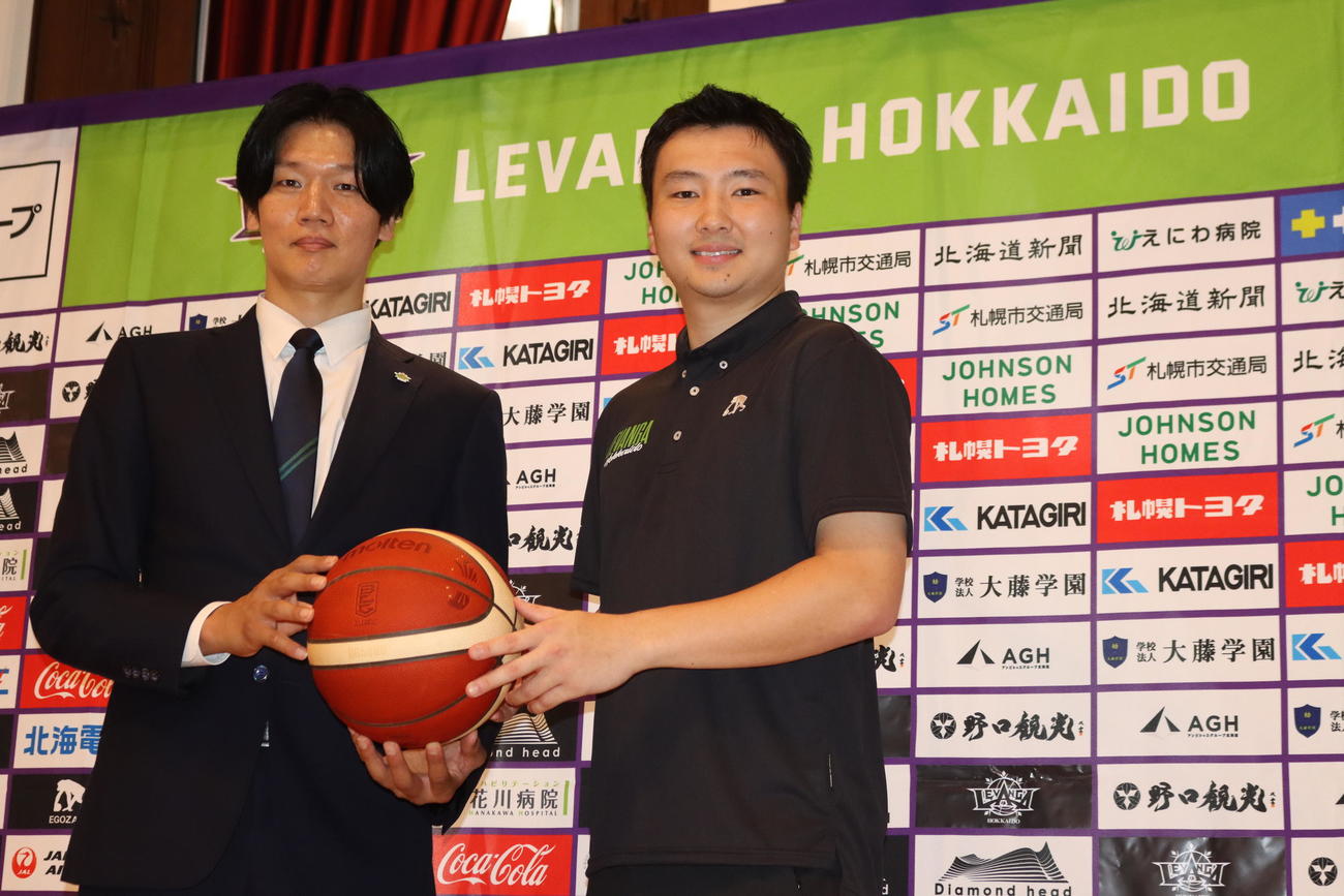 赤レンガ庁舎での会見に臨んだレバンガ北海道の富永（右）と桜井GM（撮影・保坂果那）