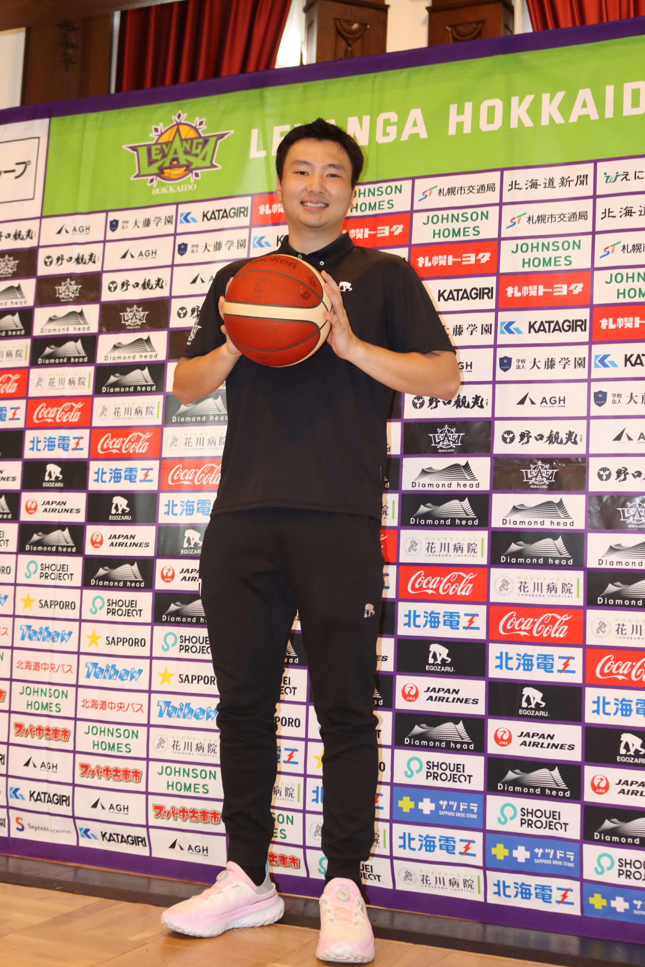 赤レンガ庁舎での会見に臨んだレバンガ北海道の富永（撮影・保坂果那）