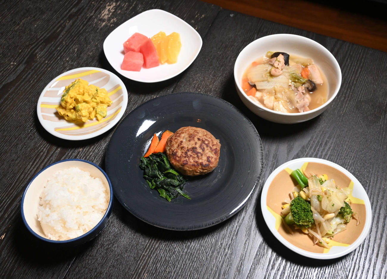 阿部一二三（左）と詩が食べた夕食の一例（撮影・飯岡大暉）