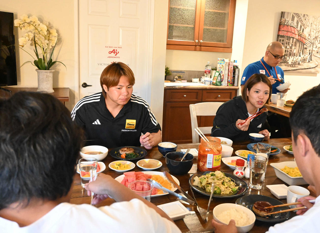 ともに夕食を食べる阿部一二三（左）と詩（撮影・飯岡大暉）