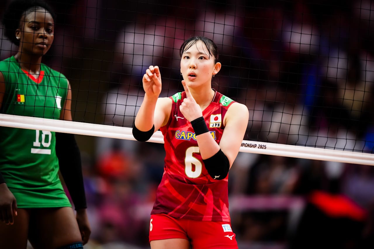 サインを送る関菜々巳（C）FIVB