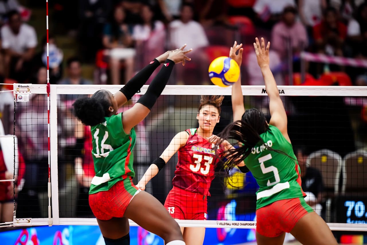 スパイクを打つ秋本美空（C）FIVB