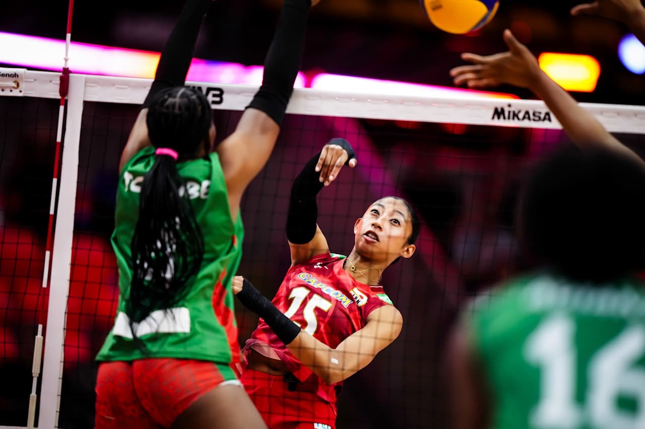 スパイクを打つ宮部藍梨（C）FIVB