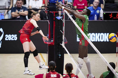 1次リーグのカメルーン戦でスパイクを放つ石川（左）＝バンコク（Volleyball　World提供・共同）