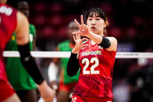 サインを送る中川つかさ（C）FIVB　　　　　　　　　　
