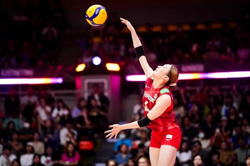 スパイクを打つ石川真佑（C）FIVB