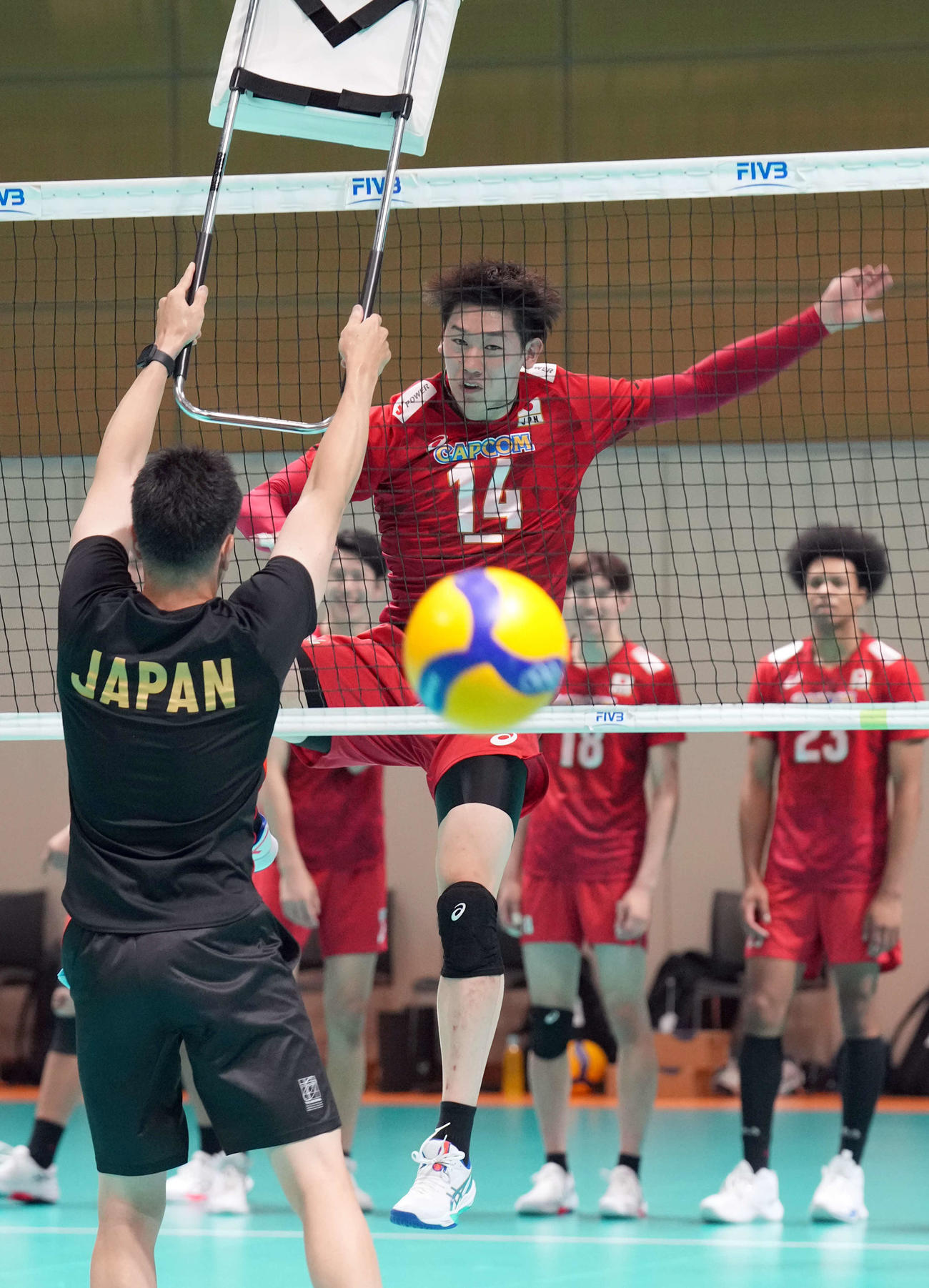 公開練習で軽快な動きを見せるバレーボール男子日本代表石川（撮影・たえ見朱実）