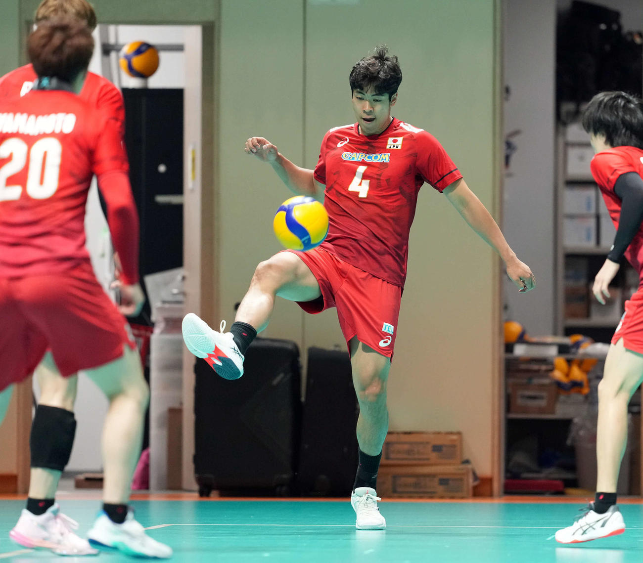 軽快なボールさばきを見せるバレーボール男子日本代表宮浦（撮影・たえ見朱実）