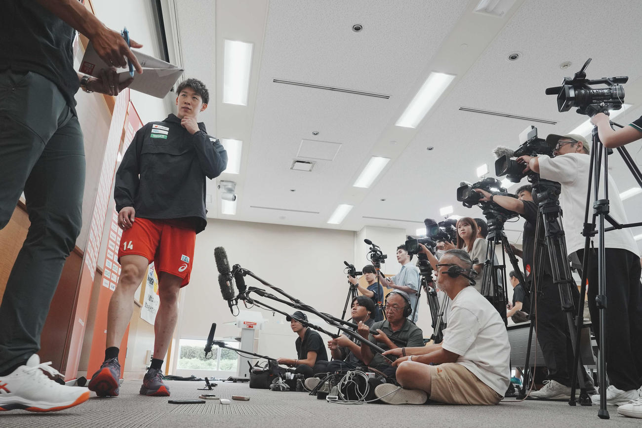 囲み取材を終え引き締まった表情を見せるバレーボール男子日本代表石川（撮影・たえ見朱実）