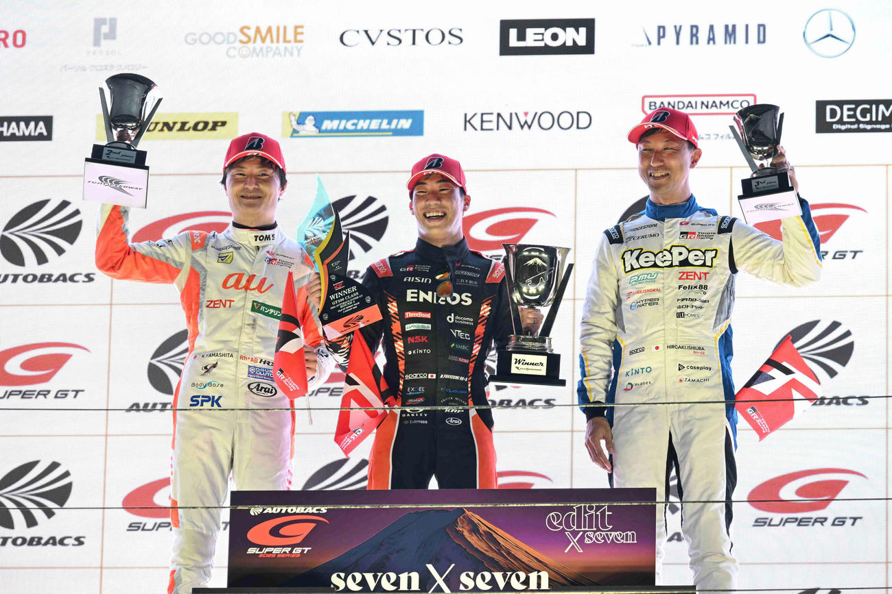 スーパーGT第4戦レース2のGT500クラスの表彰台に上がる左から2位山下健太、優勝福住仁嶺、3位石浦宏明（GTA提供）