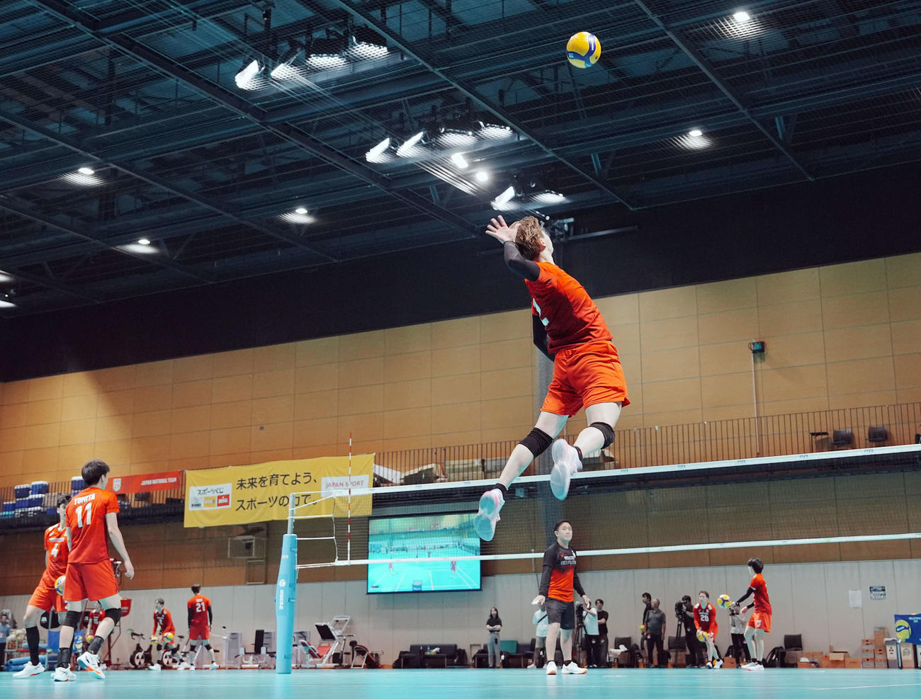 豪快なスパイクを見せるバレーボール男子日本代表高橋藍（撮影・たえ見朱実）