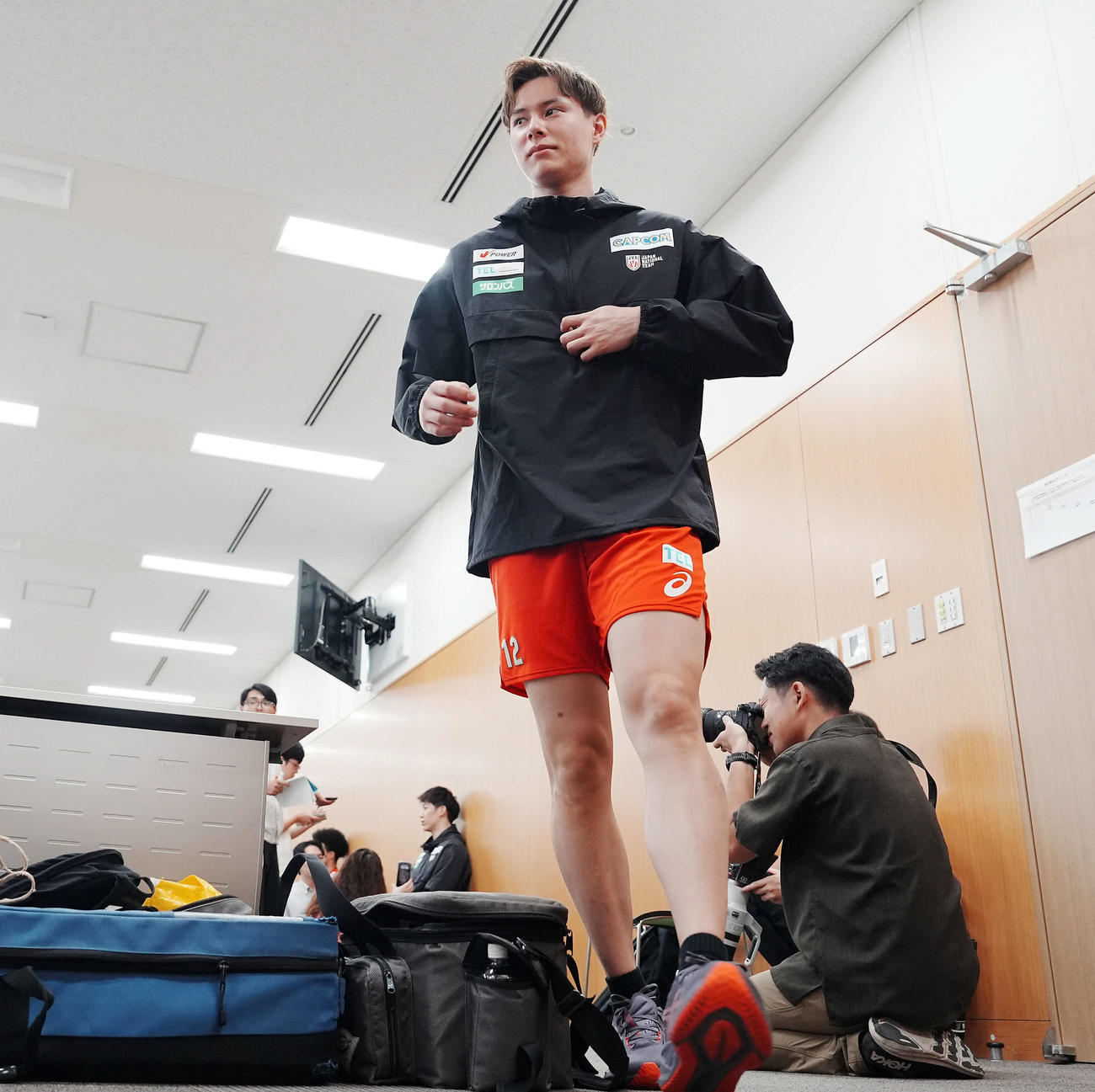 囲み取材へ向かうバレーボール男子日本代表高橋藍（撮影・たえ見朱実）