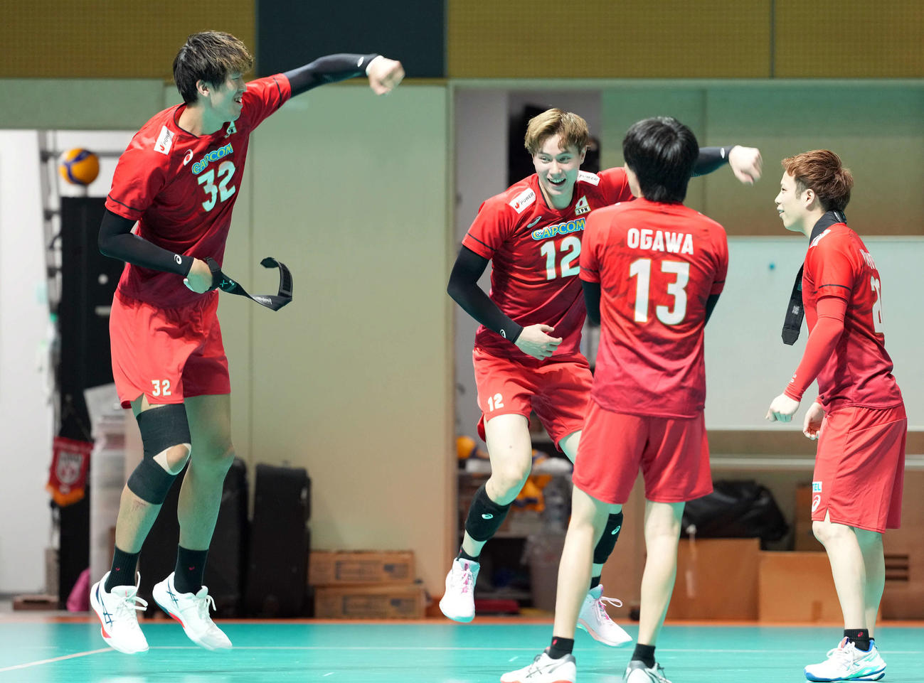 練習前、佐藤（左）とダンスをするバレーボール男子日本代表高橋藍（撮影・たえ見朱実）