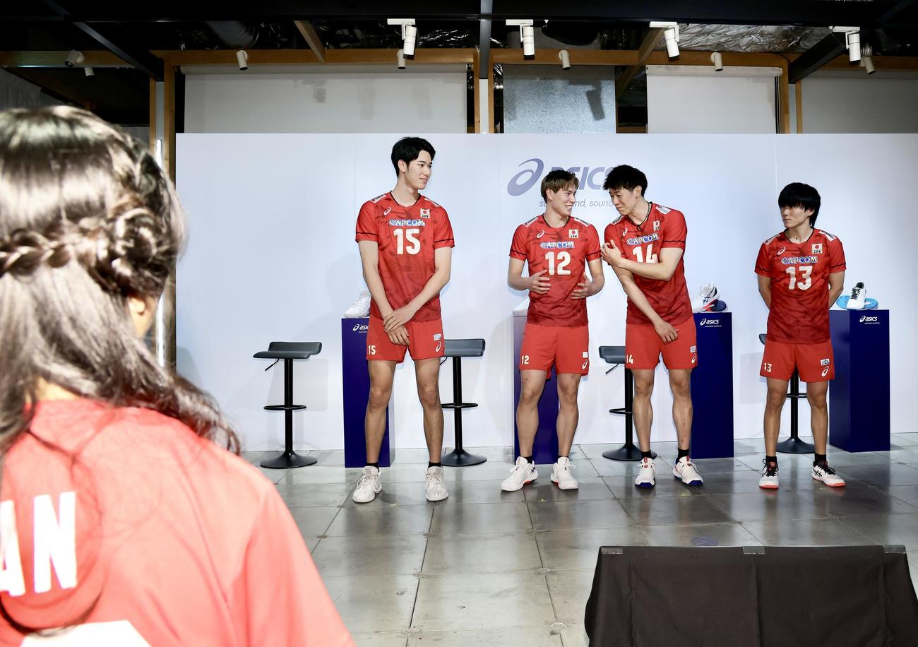 「ASICS　バレーボール男子日本代表トークセッション」に登場する、左から甲斐、高橋藍、石川、小川（撮影・河田真司）