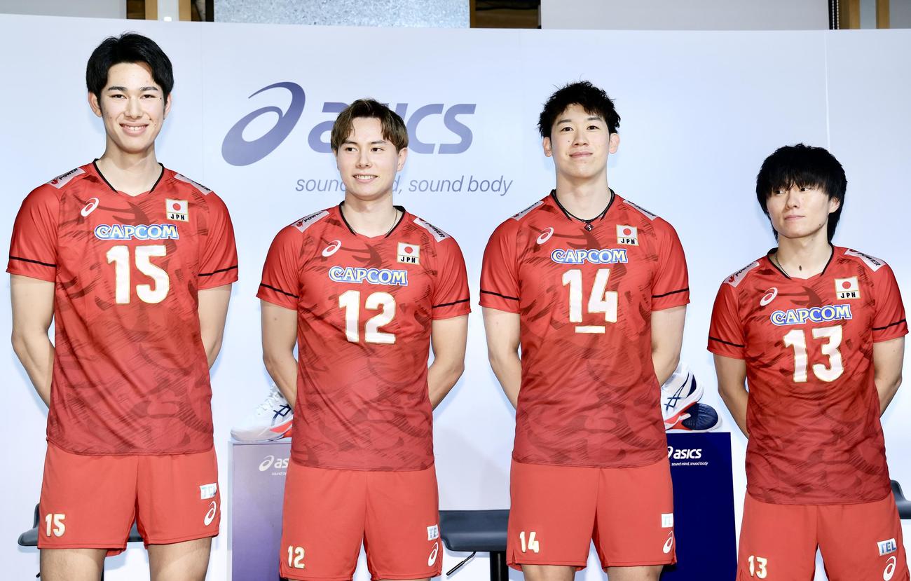 「ASICS　バレーボール男子日本代表トークセッション」に登場する、左から甲斐、高橋藍、石川、小川（撮影・河田真司）