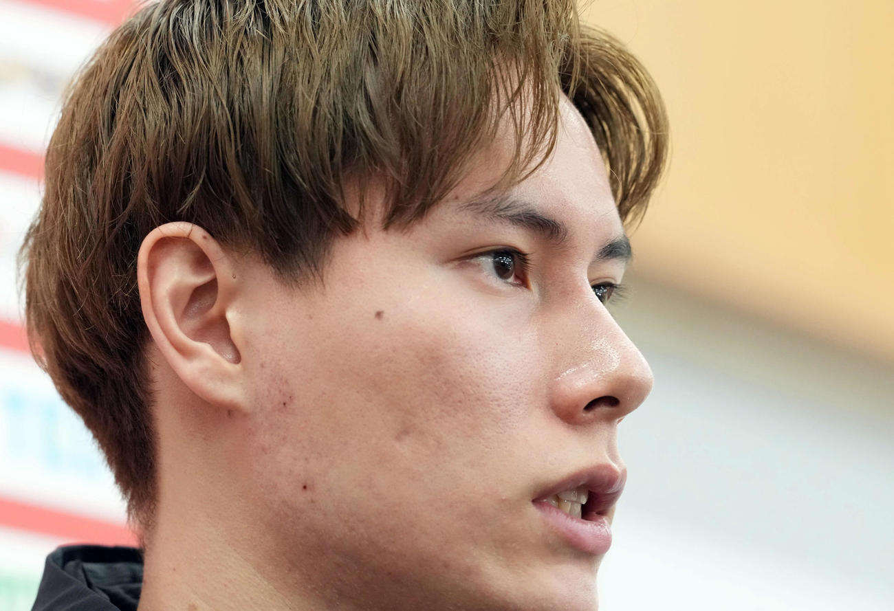 報道陣の質問に答えるバレーボール男子日本代表高橋藍（撮影・たえ見朱実）