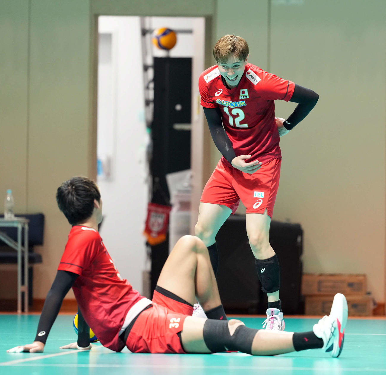練習前、佐藤と談笑するバレーボール男子日本代表高橋藍（撮影・たえ見朱実）