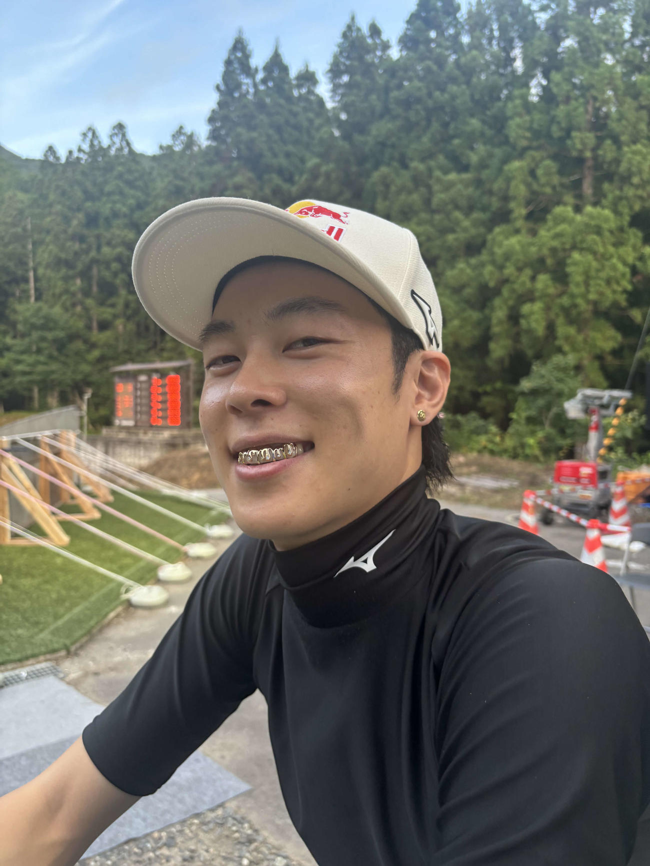 小林陵は歯に金色のグリルズを装着して公式練習に参加（撮影・保坂果那）