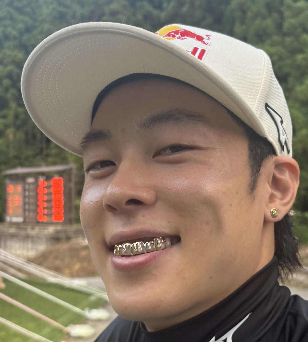 小林陵は歯に金色のグリルズを装着して公式練習に参加（撮影・保坂果那）