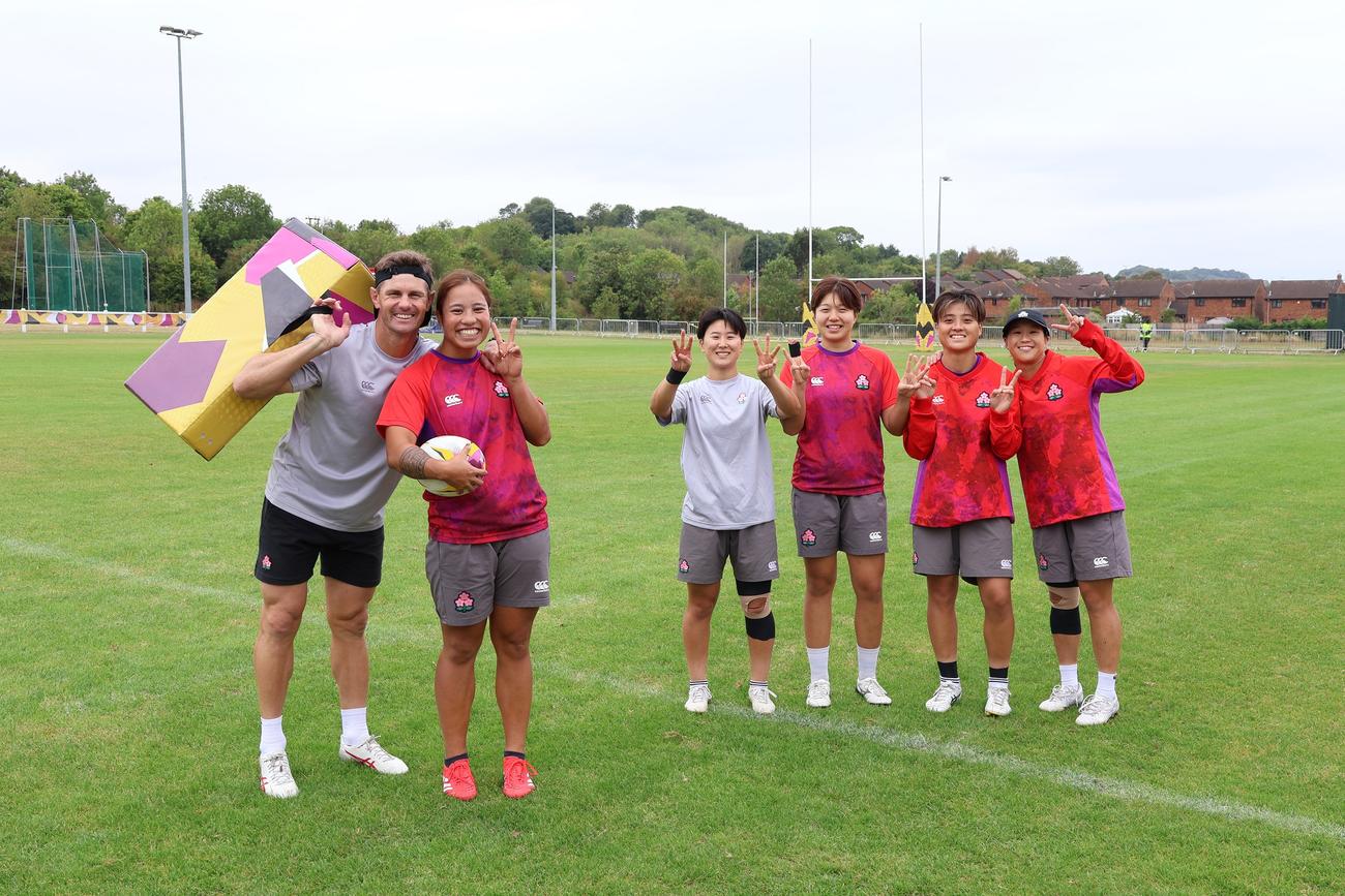 W杯初戦のアイルランド戦を前に、20日の練習で笑顔を見せる女子15人制日本代表（C）JRFU