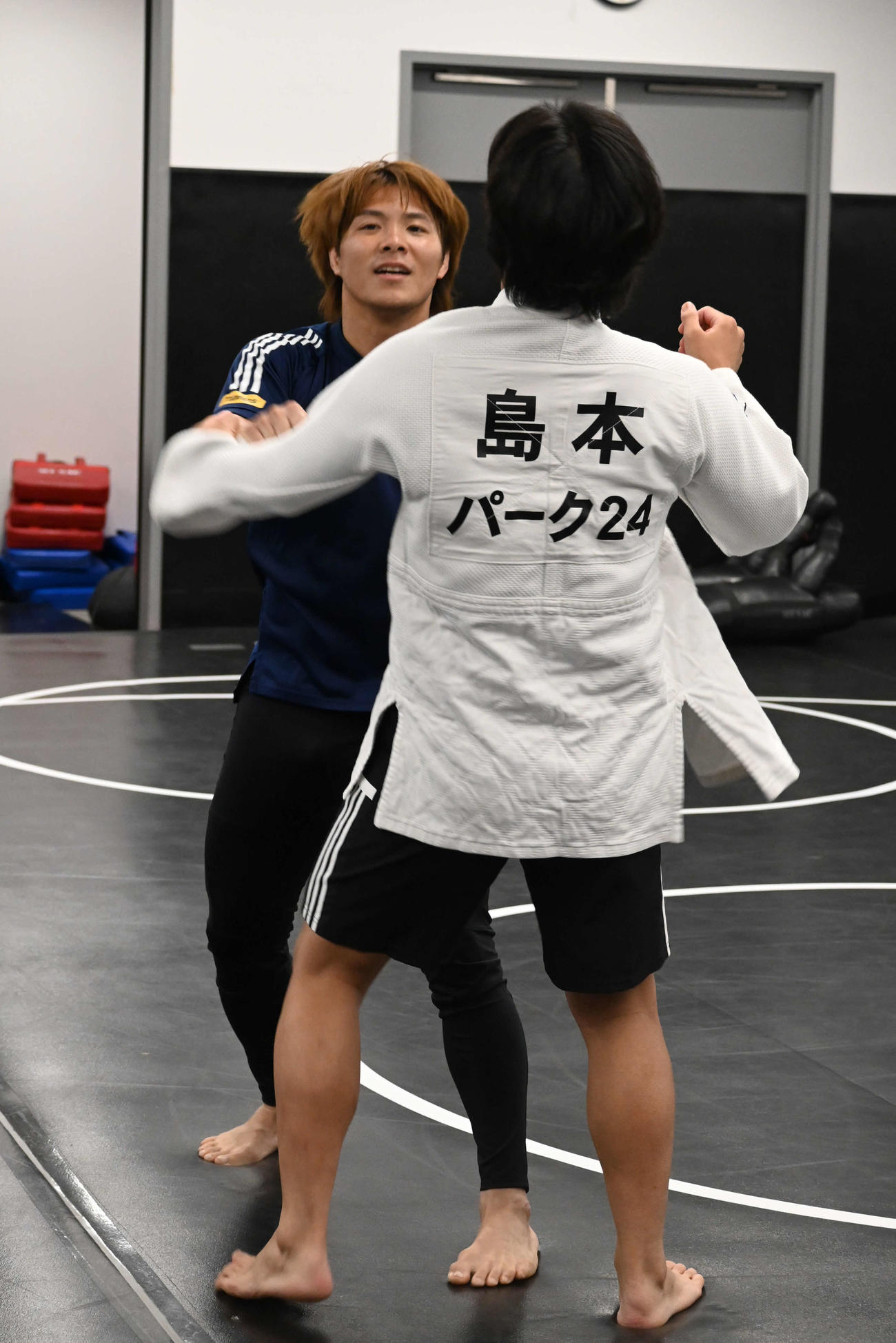 レスリング場でサーキットトレーニングをする阿部一二三（撮影・飯岡大暉）
