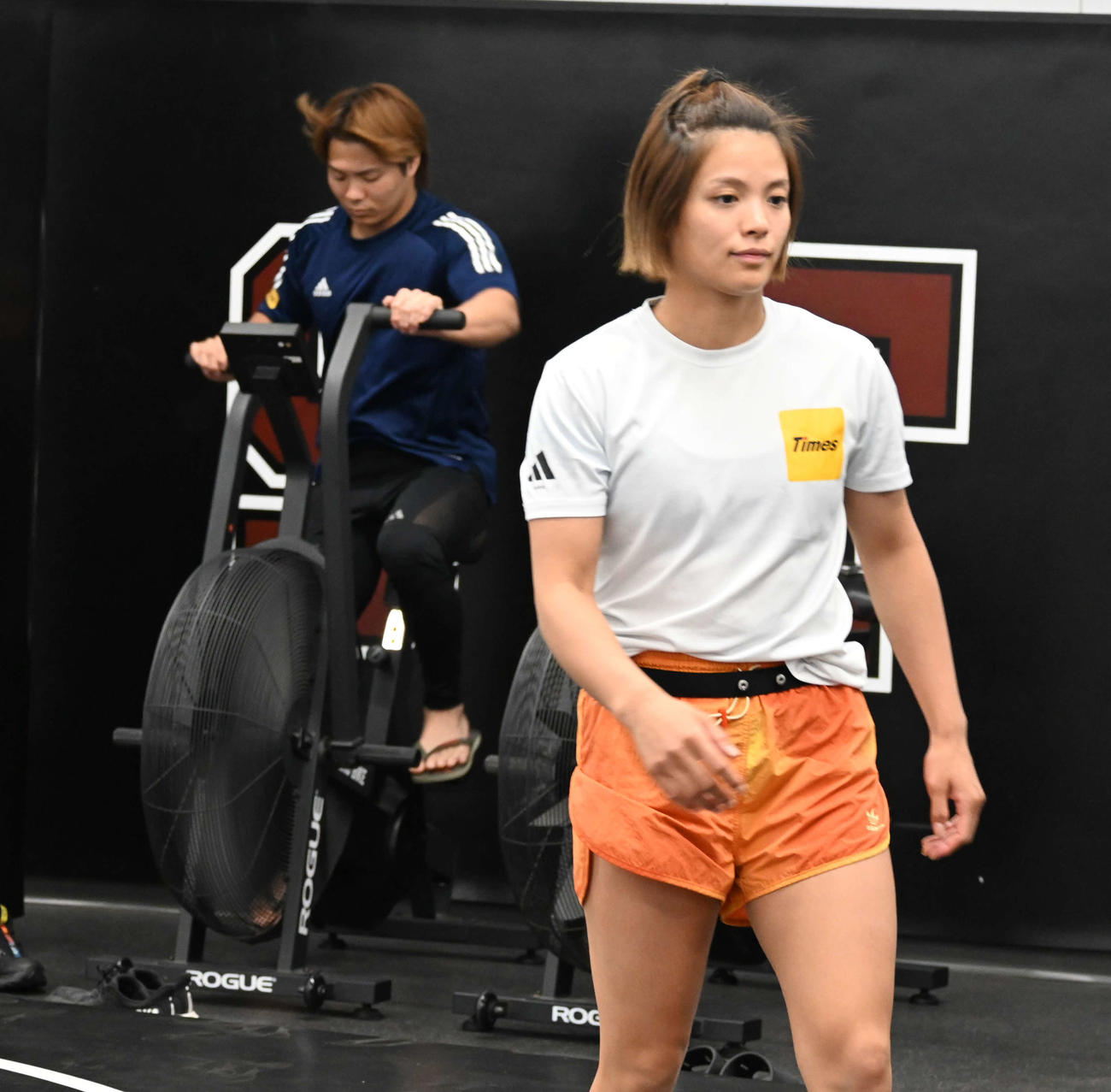 レスリング場でトレーニングをする阿部一二三（奥）と詩（撮影・飯岡大暉）