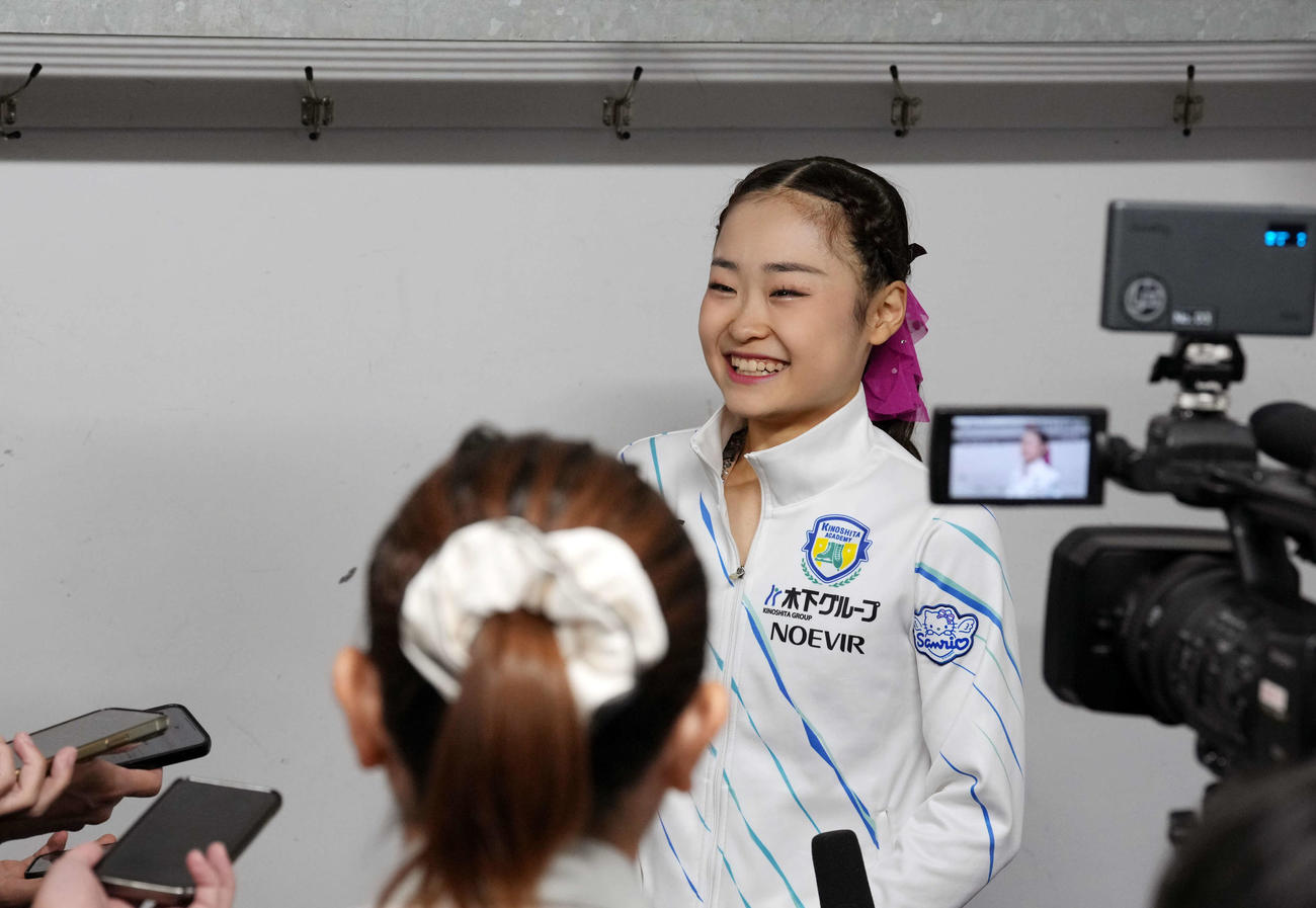 2025東京夏期フィギュアスケート競技会　女子SP　演技後、笑顔で取材に応じる島田（撮影・小島史椰）